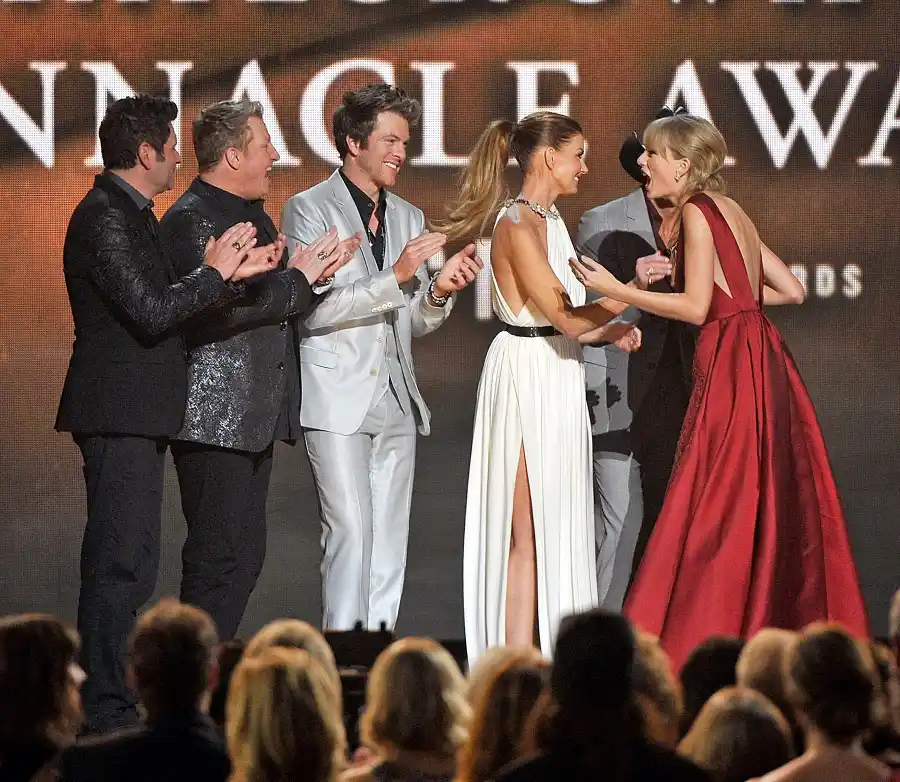 1390510528_taylor swift cma awards zoom