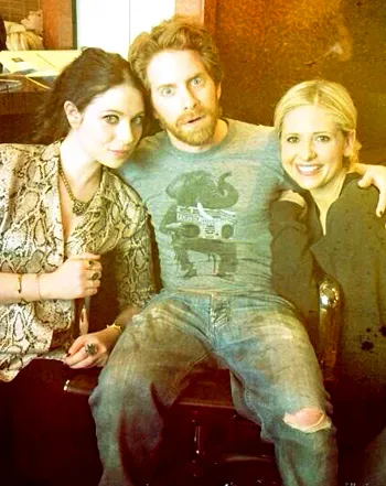 1392400692_sarah michelle gellar michelle trachtenberg seth green 350
