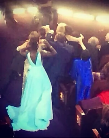 1393895143_liza minnelli selfie 350