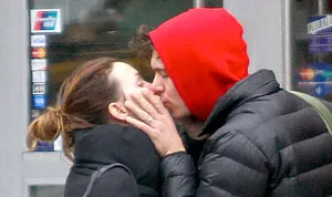 1396527147_leighton meester adam brody kiss 300