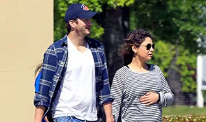 1398181917_mila kunis ashton kutcher 178