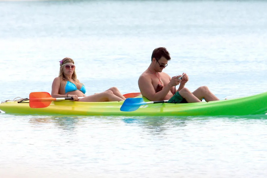 1401467394_honeymoon fergie josh zoom