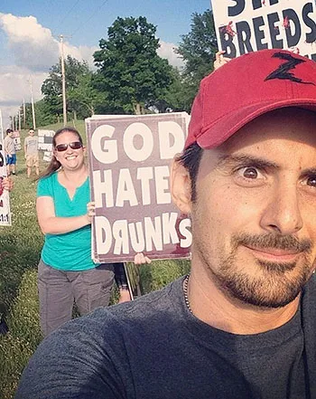 1401811405_brad paisley 441