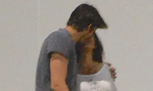 1402248002_mila kunis ashton kutcher kiss_4b