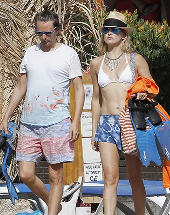 1403447733_kate hudson matthew bellamy_3