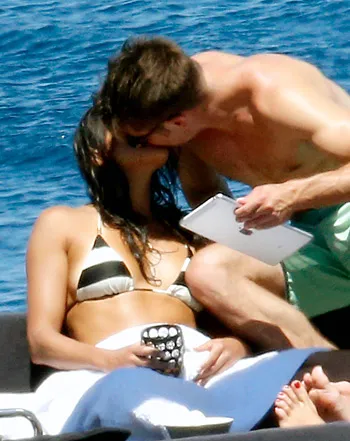 1404764592_michelle rodriguez zac efron kissing 350