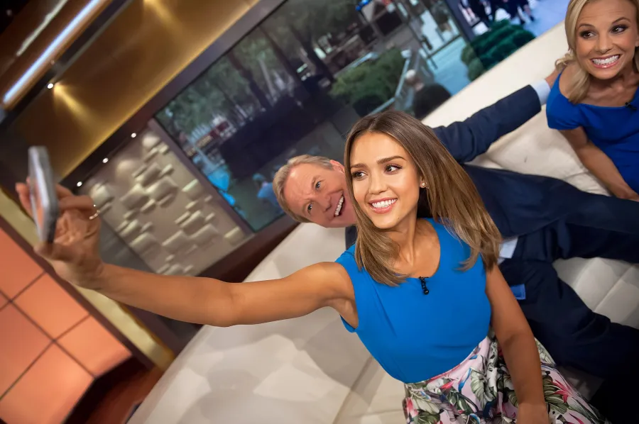 1405096648_selfie jessica alba zoom