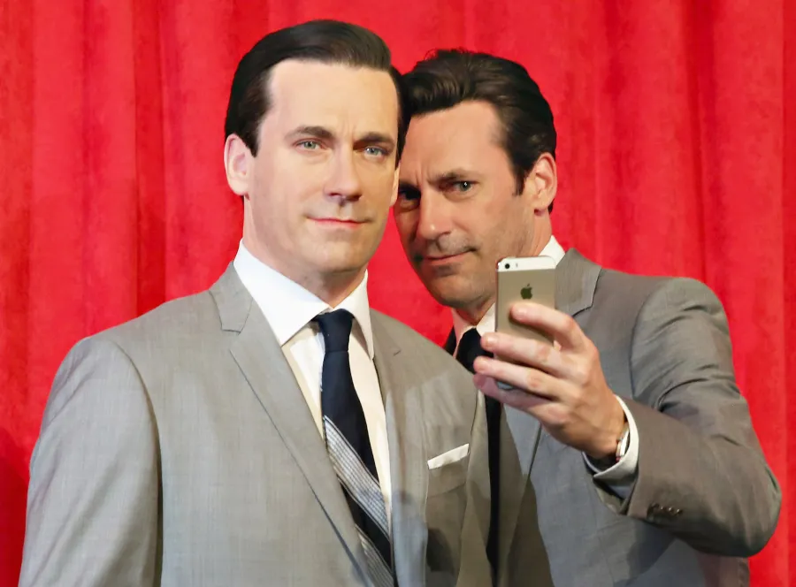 1405096957_jon hamm selfie zoom