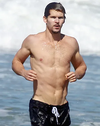 1407338156_ryan kwanten 441