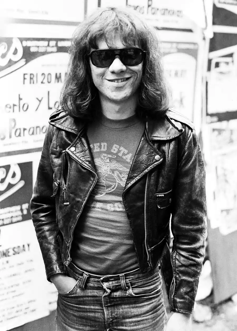 1407859568_tommy ramone zoom