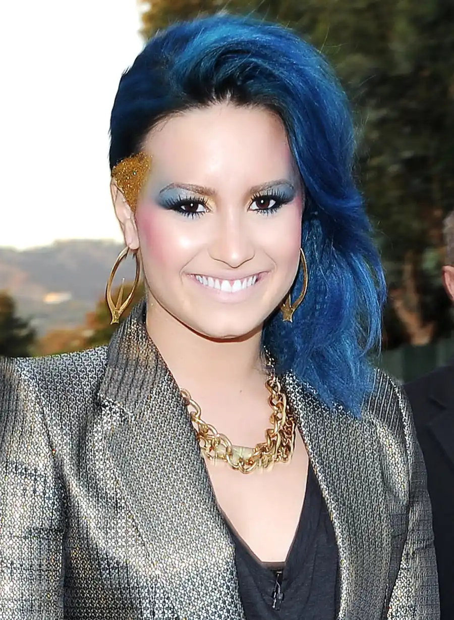 1408463801_demi lovato royal blue zoom