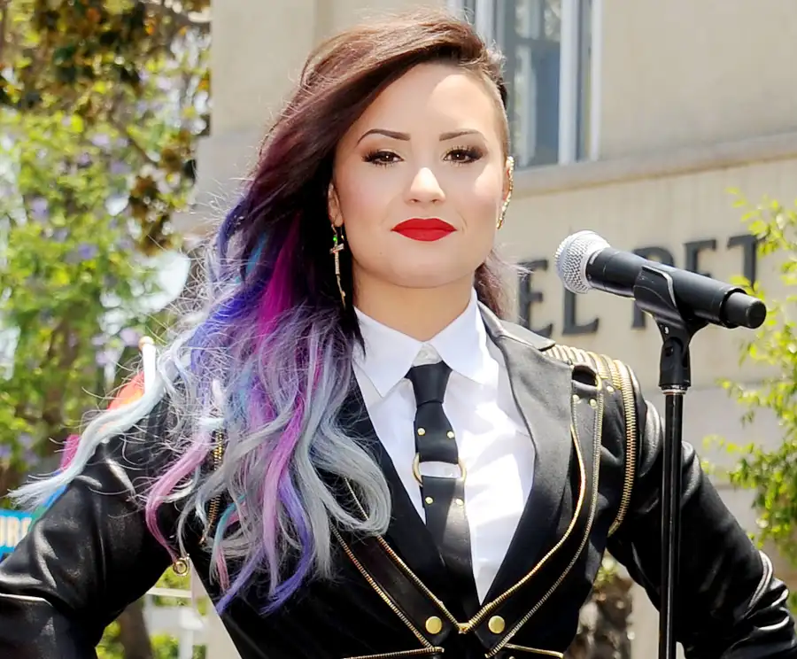 1408465800_demi lovato rainbow zoom