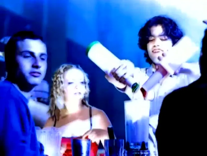 1408474264_melissa joan hart adrian grenier zoom