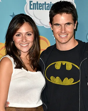 1408559451_italia ricci robbie amell 441