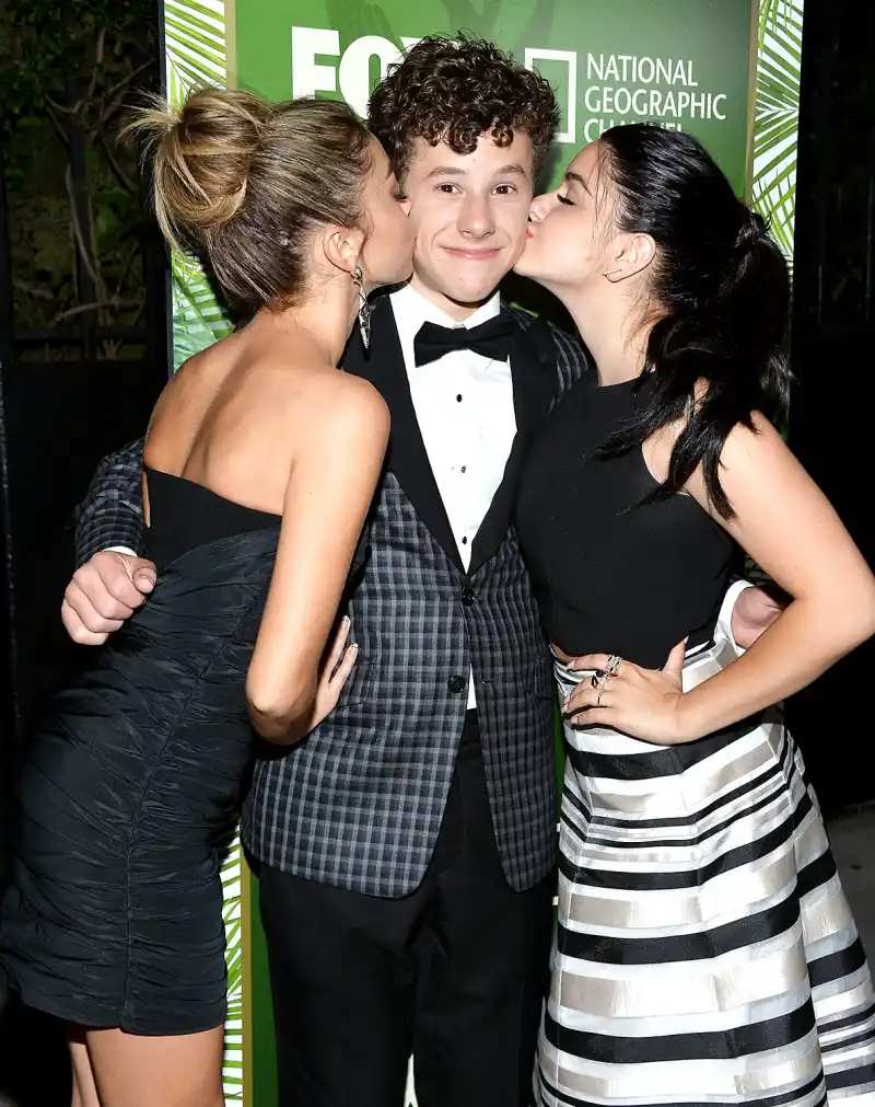 1409079873_sarah hyland nolan gould ariel winter zoom
