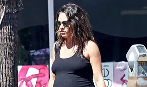 1410394979_mila kunis nail salon 178