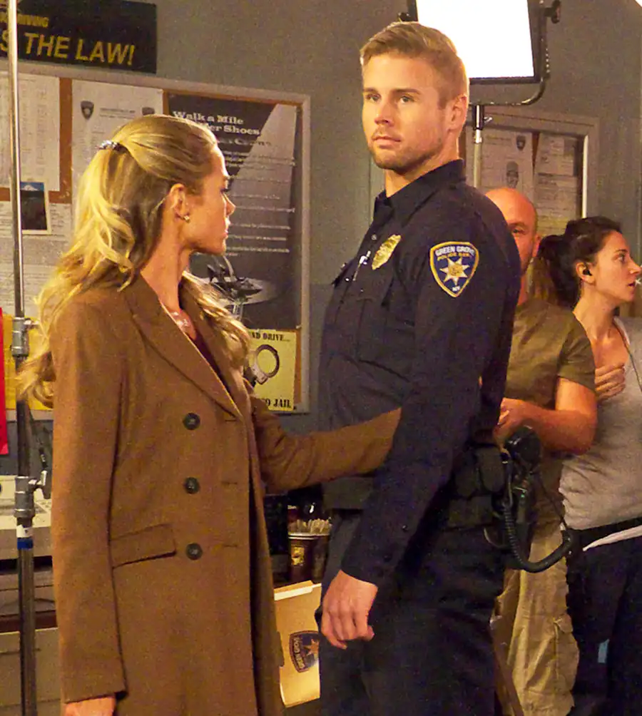 1412063839_479322273_aaron hill twisted zoom