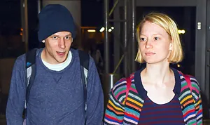 1415643076_jesse eisenberg mia wasikowska 178