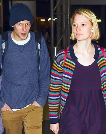 1415643076_jesse eisenberg mia wasikowska 441