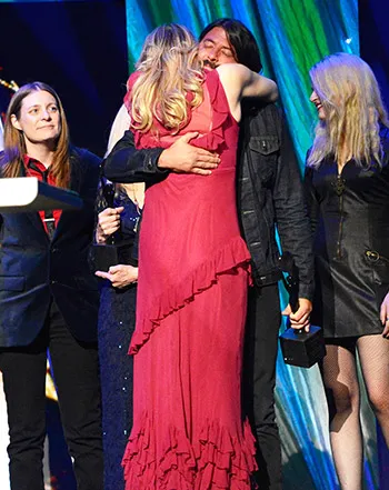 1415918322_dave grohl courtney love hug 441