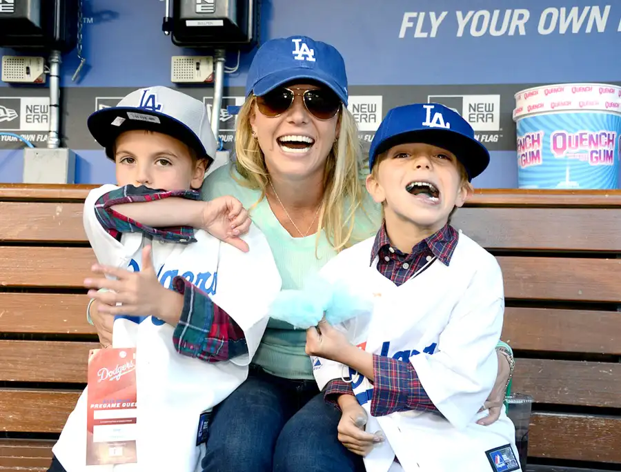 1417818115_britney spears boys zoom