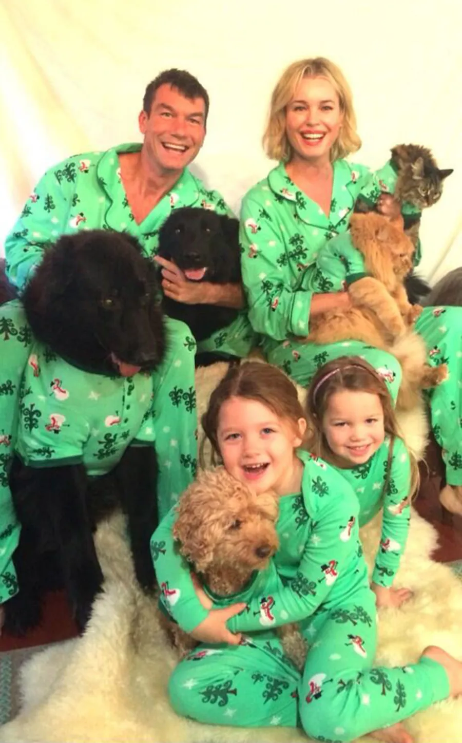 1418933294_rebecca romijn christmas pj zoom
