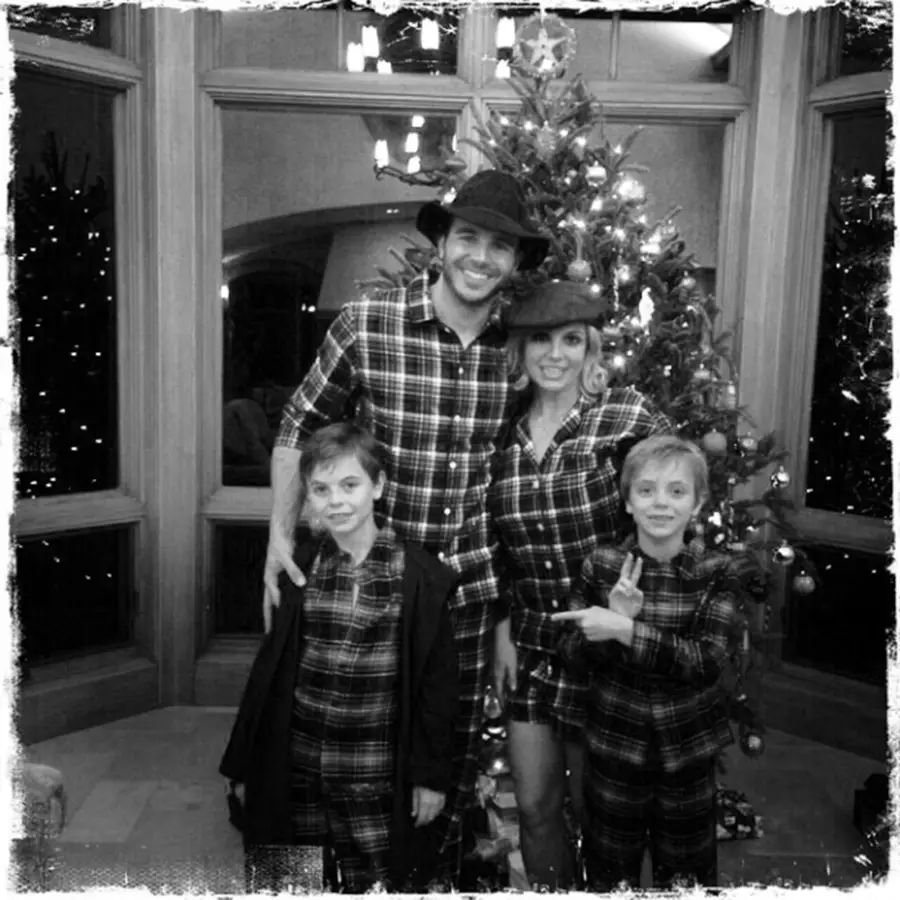 1419880116_britney spears christmas pj zoom