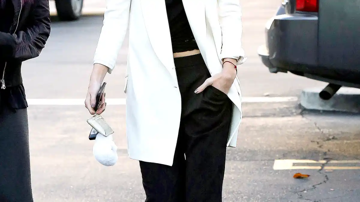 Kendall Jenner has lunch with friends at Johnny Rockets in Calabasas