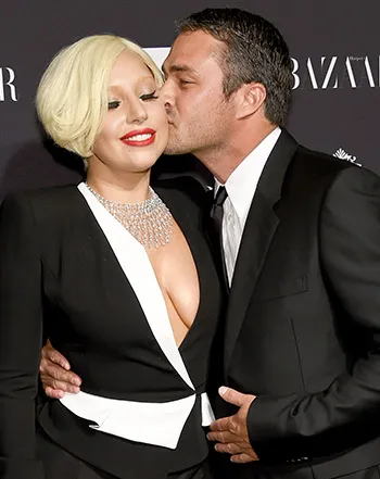 1424119648_taylor kinney lady gaga 441