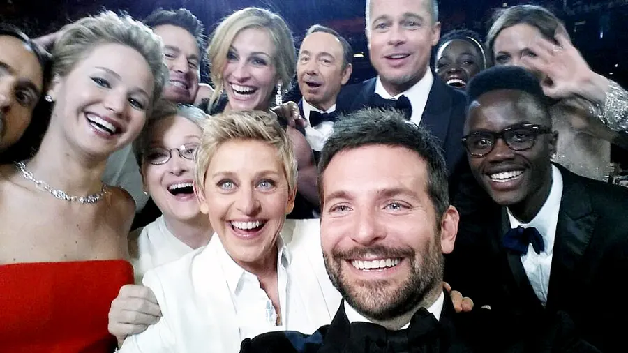 1424213786_ellen degeneres selfie zoom