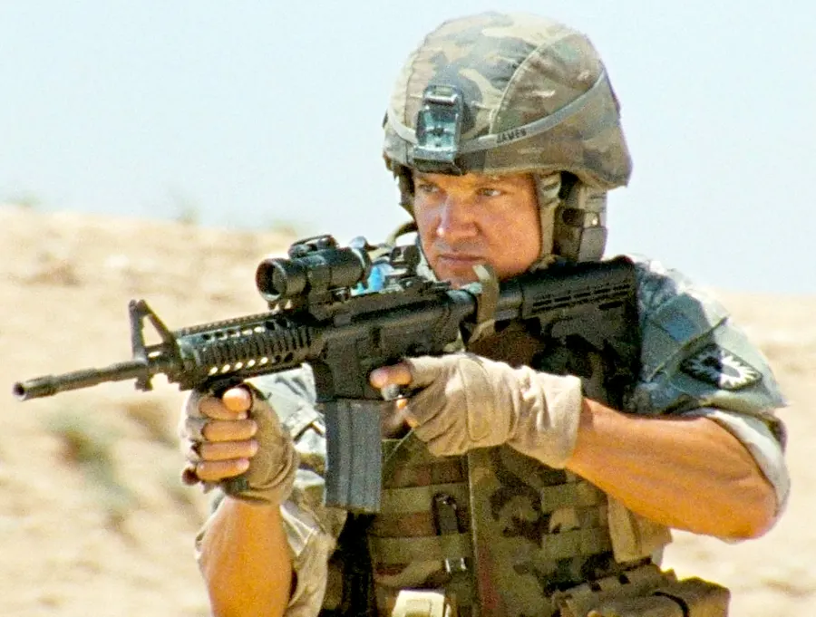 1424428477_mcdhulo_ec053_h_jeremy renner the hurt locker zoom
