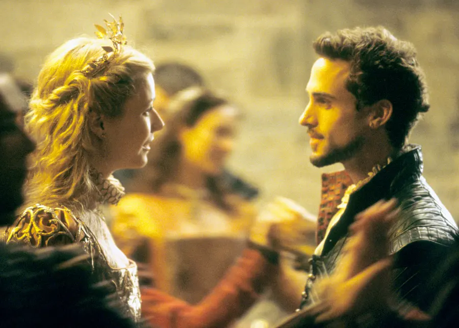 1424429040_msdshin_ec011_h_gwyneth paltrow joseph fiennes shakespeare in love zoom