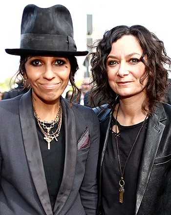 1425326491_sara gilbert linda perry 441