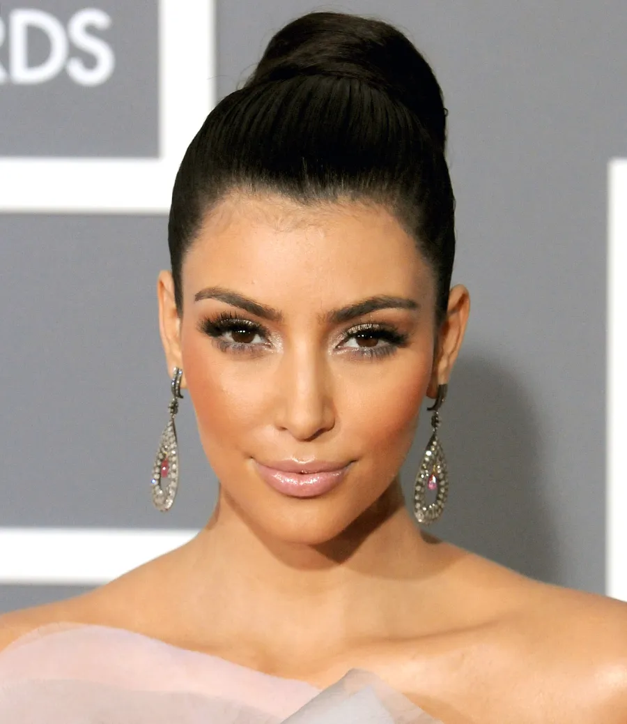 1427317907_kim kardashian 2009 grammys zoom