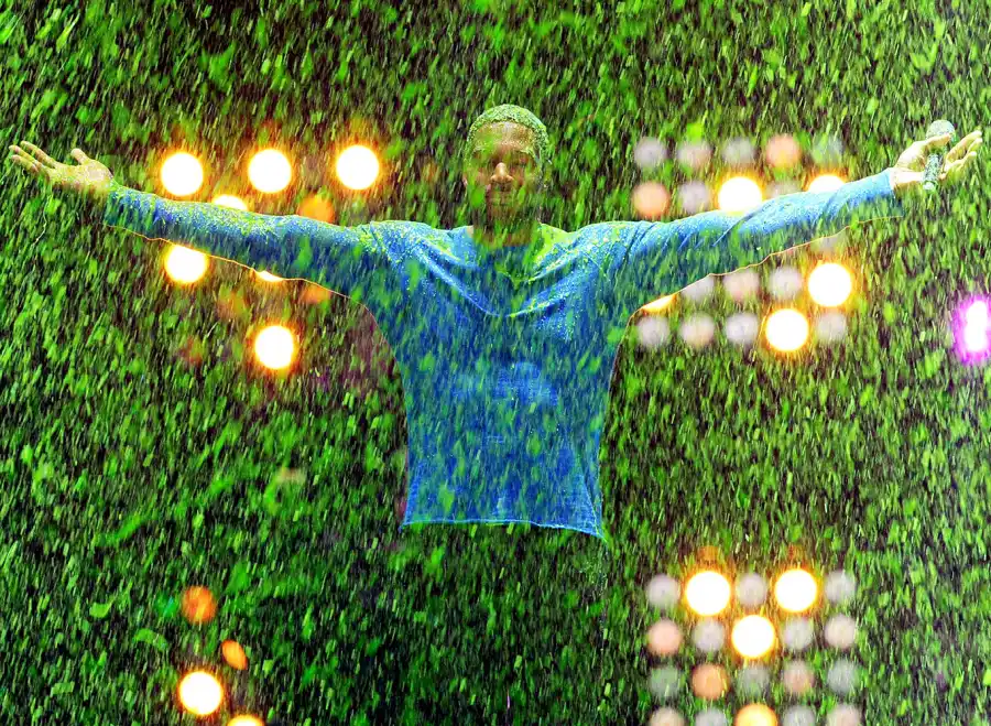 1427336432_michael strahan zoom3