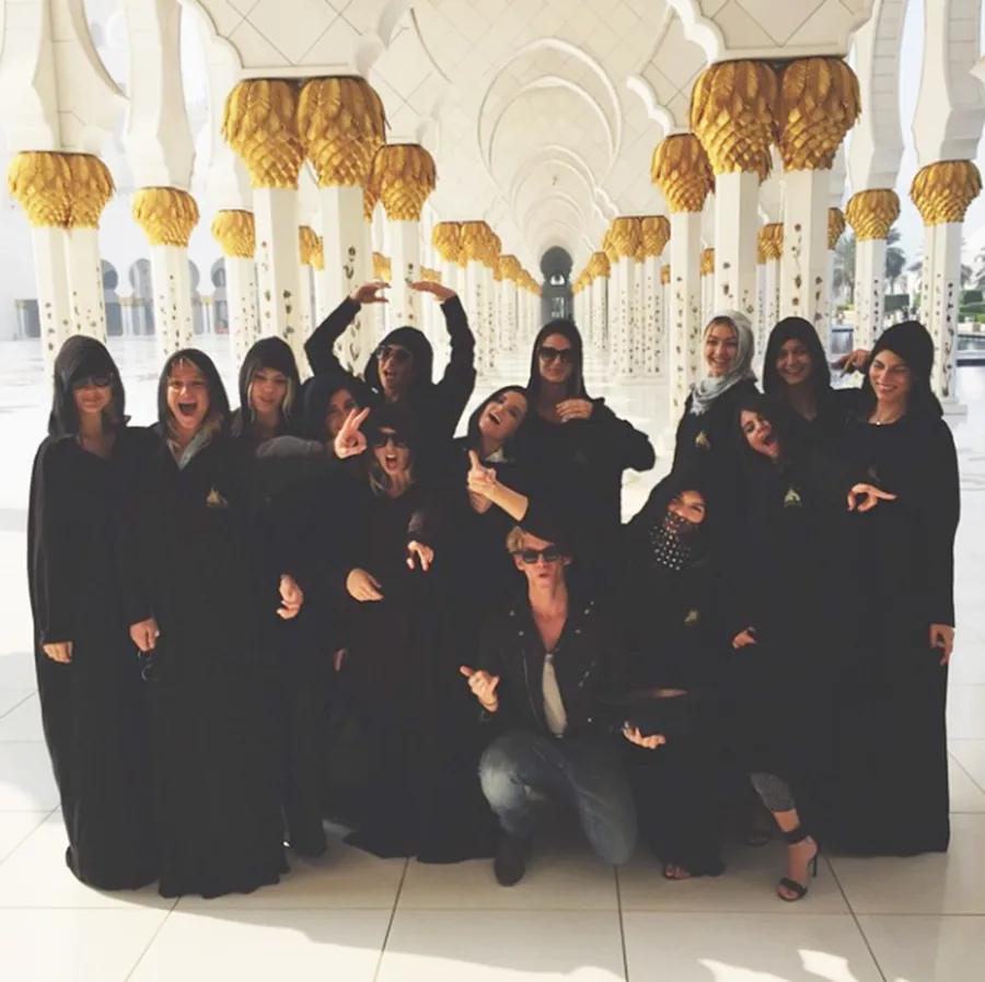 1428362034_gigi kendall selena trip zoom