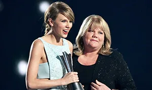 1429496087_taylor swift andrea 178