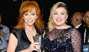 1429497203_reba kelly clarkson backstage 178