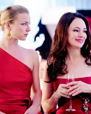 1431027413_138037361_emily vancamp madeleine stowe revenge 350