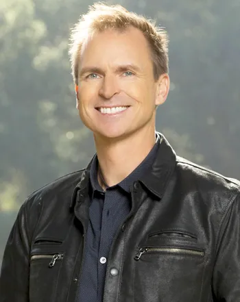 1431721237_phil keoghan the amazing race 350