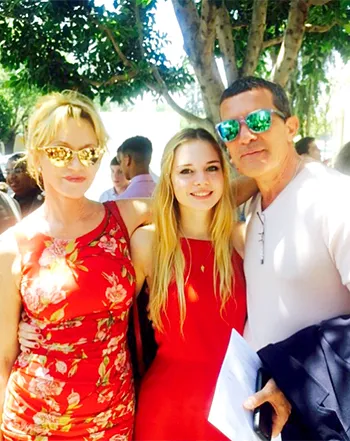 1433881202_melanie griffith antonio banderas stella 350