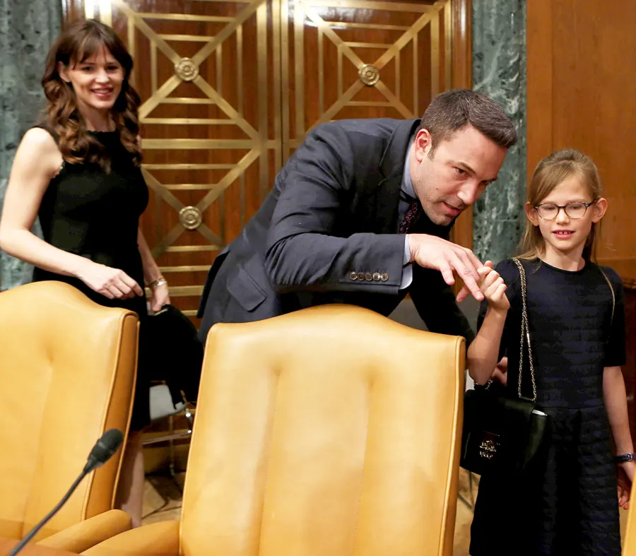 1434129381_35787940_ben affleck jennifer garner violet zoom