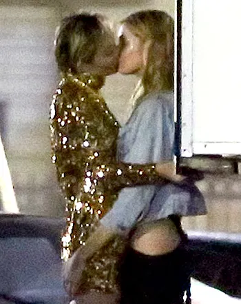 1435871477_miley cyrus stella maxwell kissing 350