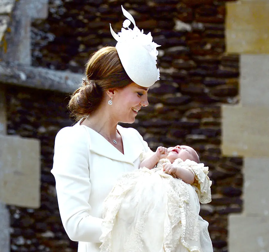 1436201644_kate middleton princess charlotte zoom