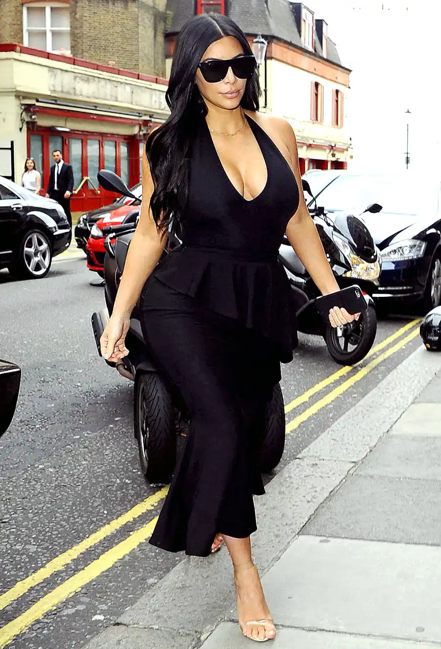 1436386718_kim kardashian black dress zoom