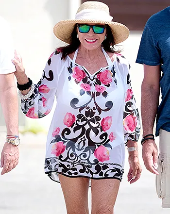 1438015726_joan collins main 441
