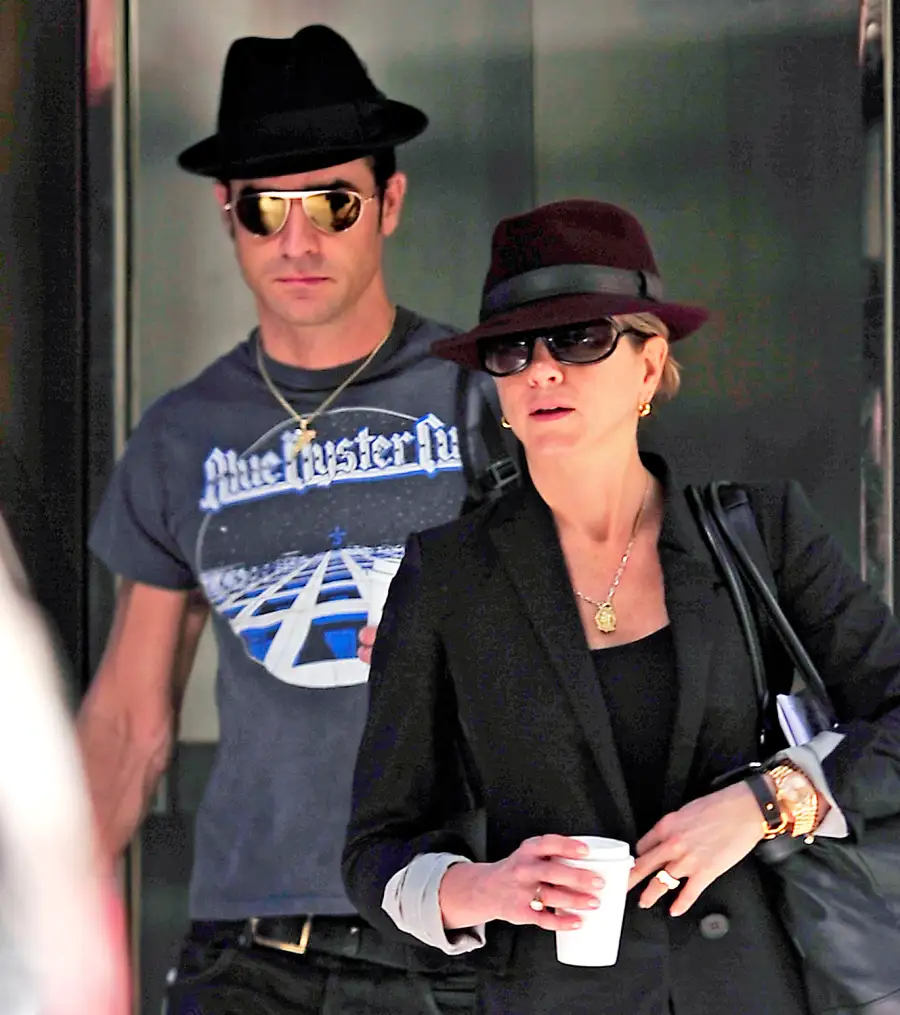 1438883719_justin theroux jennifer aniston fedoras zoom