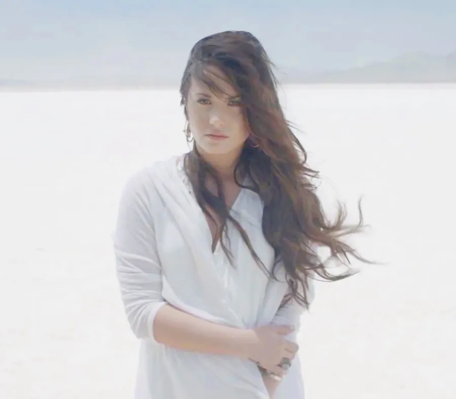 1440017798_demi lovato skyscraper zoom