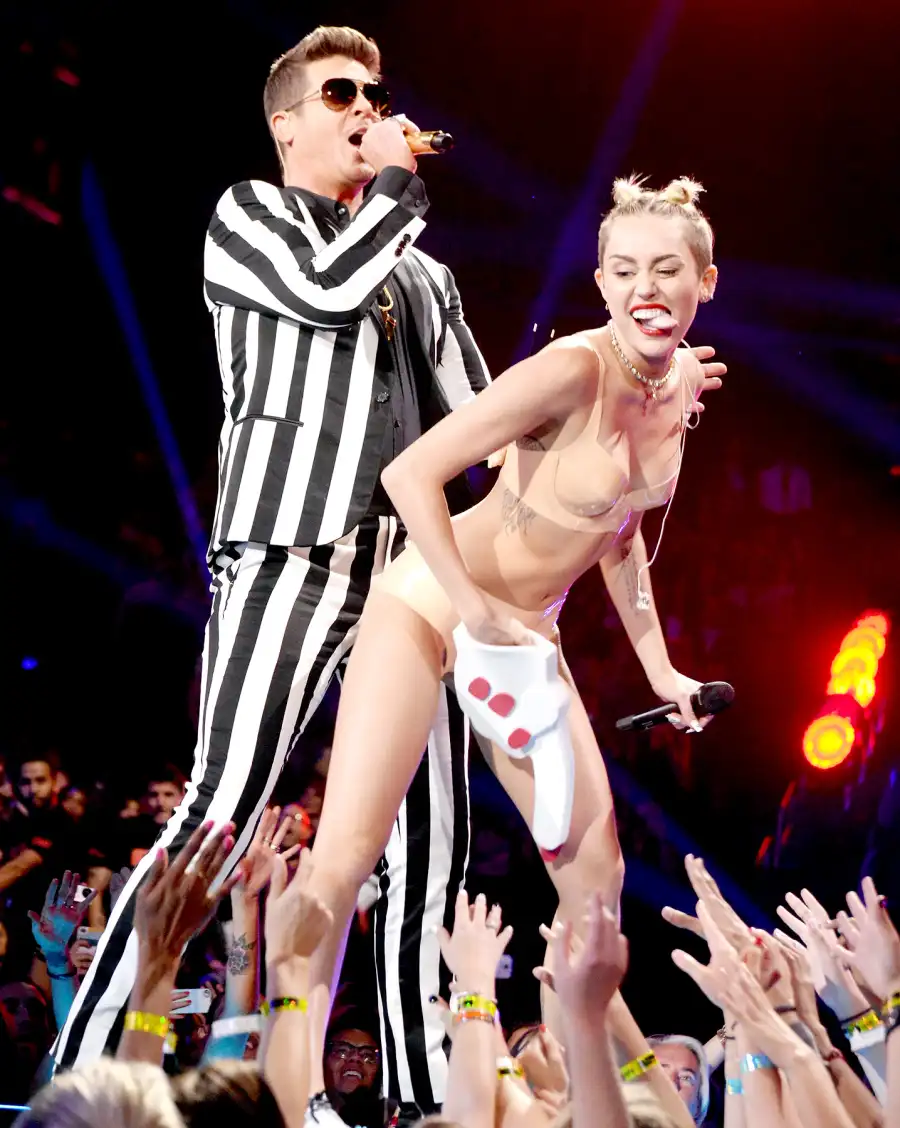 1440704554_2013 miley cyrus robin thicke zoom