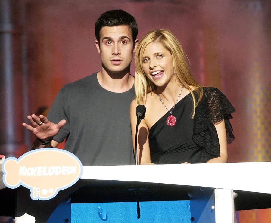 1440789607_sarah michelle gellar freddie prinze jr 2002 zoom